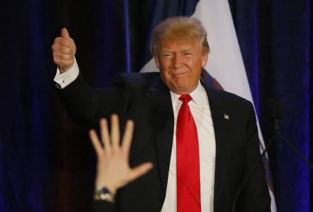 Republican U.S. presidential candidate Donald Trump gives a thumbs up gesture at his caucus night rally in Des Moines, Iowa February 1, 2016. REUTERS/Carlos Barria