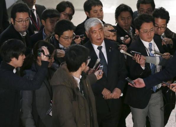 Japan's Defense Minister Gen Nakatani (C) is surrounded by reporters upon his arrival at  Defense Ministry after a meeting with Prime Minister Shinzo Abe (not in picture) and others in Tokyo February  7, 2016. REUTERS/Toru Hanai