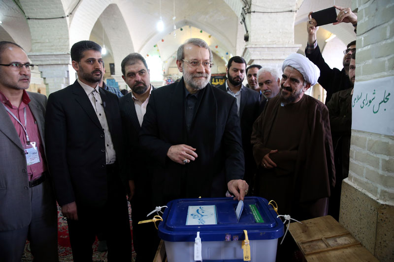 Iran's Parliament speaker Ali Larijani casts his ballot during parliamentary and Experts Assembly elections at a polling station in Qom, 125 kilometers (78 miles) south of the capital Tehran, Iran, on Friday, February 26, 2016. Photo: AP