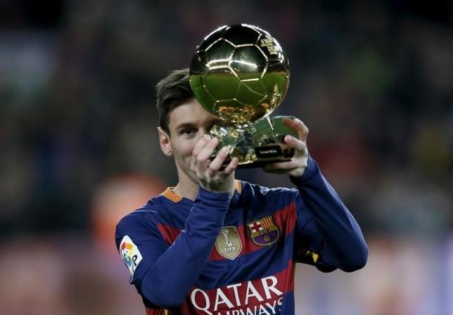 Football Soccer - Barcelona v Athletic Bilbao - Spanish Liga - Camp Nou stadium, Barcelona - 17/1/16Barcelona's Lionel Messi shows to the crowd the FIFA Ballon d'Or 2015 trophy before their Spanish League soccer match against Athletic Bilbao.  REUTERS/Albert Gea