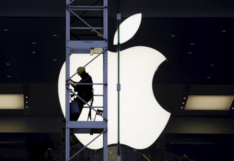 worker climbs outside an Apple store in Hong Kong, China, in this April 10, 2013 file photo.  Photo: Reuters