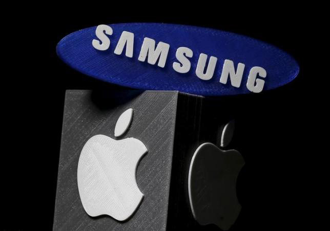 3D-printed Samsung and Apple logos are seen in this picture illustration made in Zenica, Bosnia and Herzegovina on January 26, 2016. Photo:Reuters