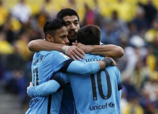 Football Soccer - Las Palmas v Barcelona Spanish Liga BBVA - Gran Canaria stadium, Las Palmas de Gran Canaria - 20/02/16 Barcelona's Neymar celebrates with team mates Luis Suarez and Lionel Messi after scoring a goal.  REUTERS/Juan Medina