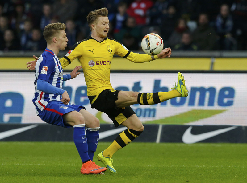 Borussia Dortmund's Marco Reus and Hertha Berlin's Mitchell Weiser in action during Bundesliga at Olympiastadion in Berlin on February 6, 2016. Photo: Reuters