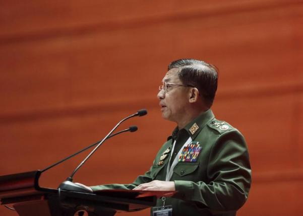 Myanmar's Commander-in-Chief Senior General Min Aung Hlaing gives a speech during talks between the government, army and representatives of ethnic armed groups over a ceasefire to end insurgencies, in Naypyitaw January 12, 2016. REUTERS/Soe Zeya Tun