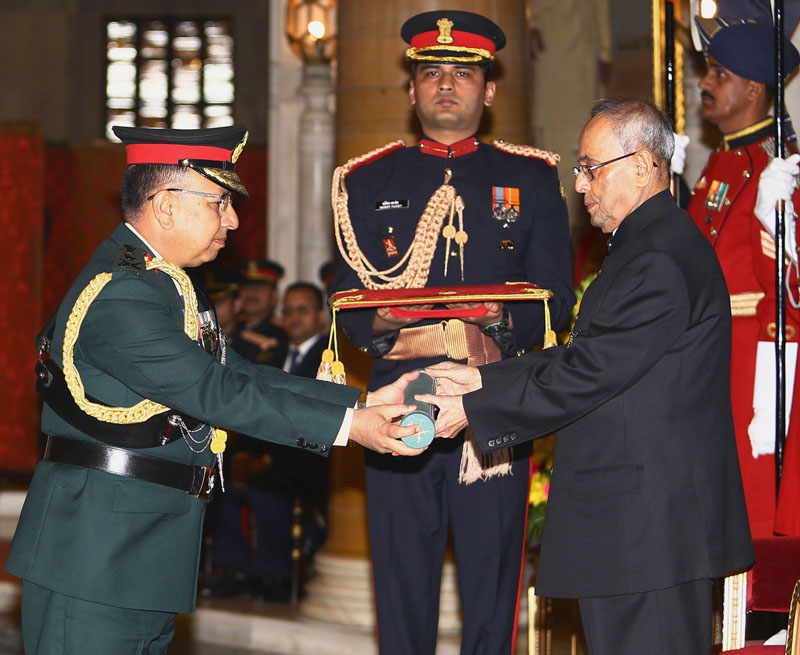 Indian President Pranab Mukherjee conferring the rank of Honorary General of the Indian Army to Nepali Army Chief of Army Staff General Rajendra Chhetri, at Rashtrapati Bhavan, New Delhi, on Wednesday. Photo: THT