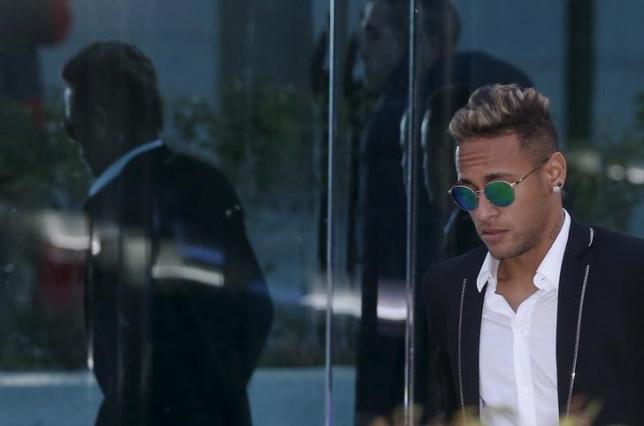 Barcelona's Neymar leaves the High Court after testifying before a judge in Madrid, Spain, February 2, 2016. REUTERS/Sergio Perez