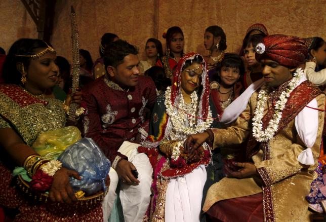 A bride and groom couple go through a ritual during a mass marriage ceremony in Karachi, Pakistan, January 24, 2016.  REUTERS/Akhtar Soomro