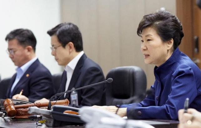 South Korean President Park Geun-hye (R) presides over the National Security Council at the Presidential Blue House in Seoul, South Korea, in this handout picture provided by the Presidential Blue House and released by Yonhap on February 7, 2016.   REUTERS/Presidential Blue House/Yonhap