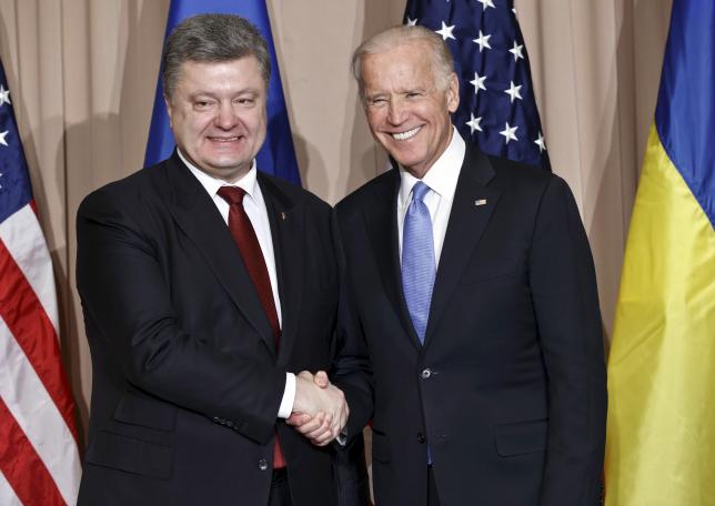 Ukraine's President Petro Poroshenko (L) and U.S. Vice President Joe Biden pose for the media prior to meeting on the sidelines of the World Economic Forum in Davos, Switzerland, January 20, 2016. REUTERS/Michel Euler/Pool
