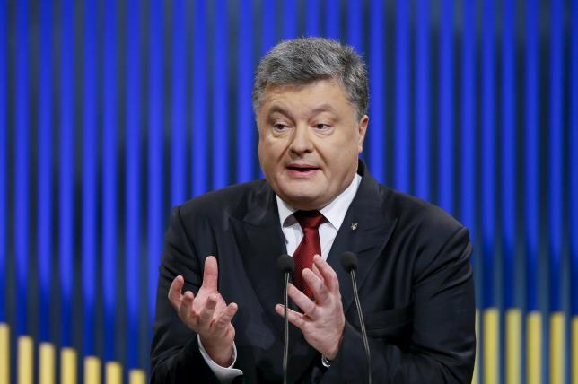 Ukrainian President Petro Poroshenko gestures during a news conference in Kiev, Ukraine, January 14, 2016. REUTERS/Gleb Garanich