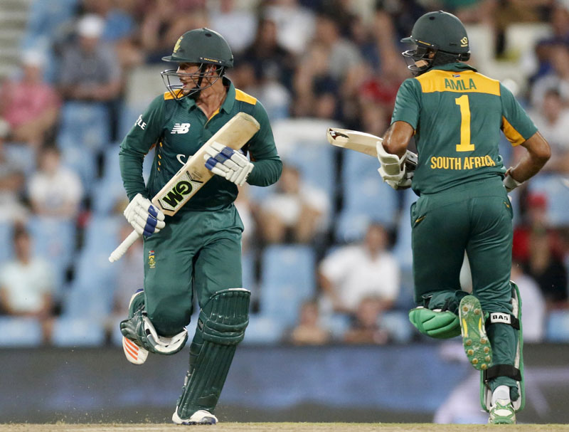 South Africa's Quinton de Kock (left) and teammate Hashim Amla run between the wickets during their third ODI match against England at the SuperSport Park, in Centurion, on Tuesday. Photo: AFP