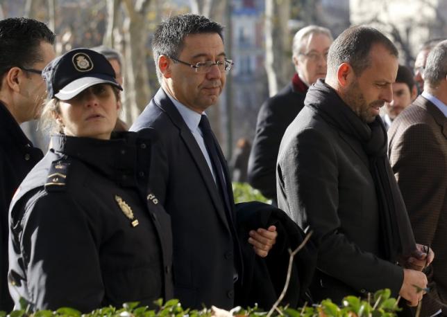 Former Barcelona president Sandro Rosell (R) and current president Josep Maria Bartomeu (C) leave after testifying at Spain's High Court in Madrid, Spain, February 1, 2016. REUTERS/Andrea Comas