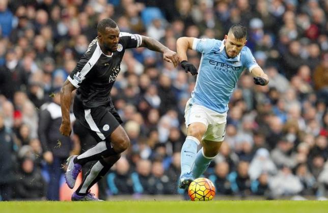 Football - Manchester City v Leicester City - Barclays Premier League - Etihad Stadium - 6/2/16. Manchester City's Sergio Aguero in action with Leicester City's Wes MorgannAction Images via Reuters/Jason Cairnduff/Livepic