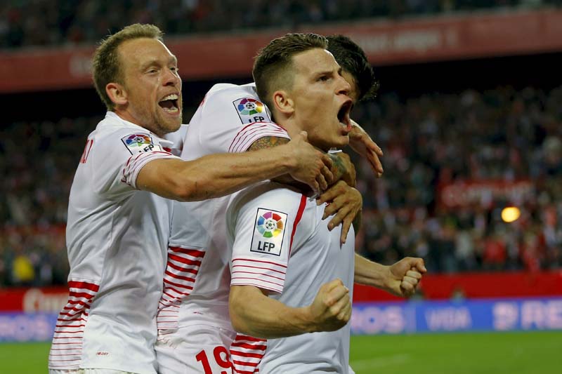 Sevilla's Kevin Gameiro (right) celebrates after scoring against Celta Vigo during the semifinal of Spanish King's Cup at the Ramon Sanchez Pizjuan stadium, in Seville on February 4, 2016. Photo: Reuters