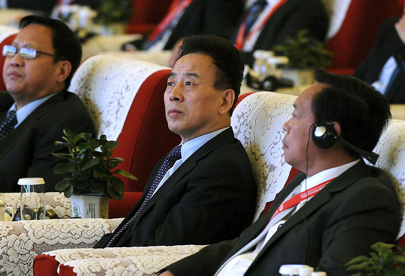 Sichuan Governor Wei Hong (centre) attends the opening ceremony of an agriculture expo in Chengdu in southwest China's Sichuan province on November 19, 2015. Photo: Chinatopix via AP