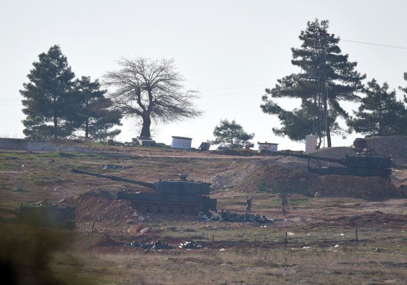 Soldiers carry ammunition as Turkish artillery fire from the border near Kilis toward northern Syria, in Kilis, Turkey, on Monday, February 15, 2016. Photo: AP
