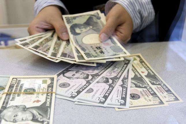 A teller counts Japanese yen to exchange them into U.S. dollars at a foreign exchange booth at a business district in Tokyo in this November 26, 2009 file photo. REUTERS/Kim Kyung-Hoon/Files
