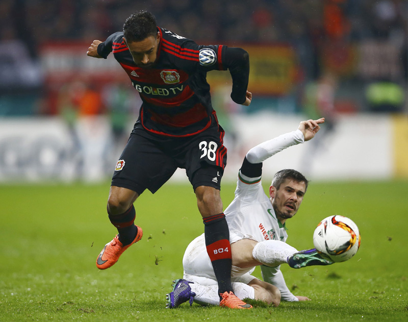 Werder Bremen's Fin Bartels and Bayer Leverkusen's Karim Bellarabi in action. Photo: Reuters