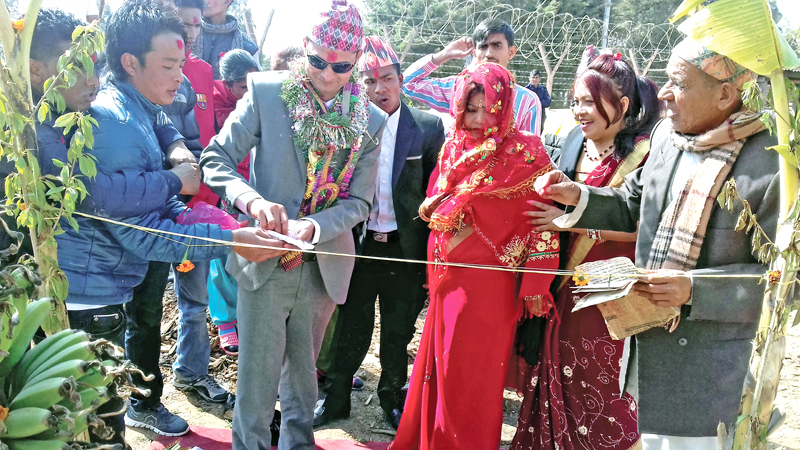Jailbirds Dinesh Chaulagain and Pramila Chaudhary tying the knot on the premises of district prison, in Ramechhap, on Thursday, February 5, 2016. Photo: THT