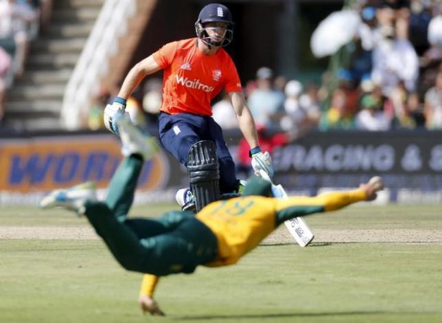 England's Jos Buttler runs between the wicket as South Africa's Imran Tahir  dives for the ball during their second T20 international cricket match in Johannesburg, February 21, 2016. Photo: Reuters