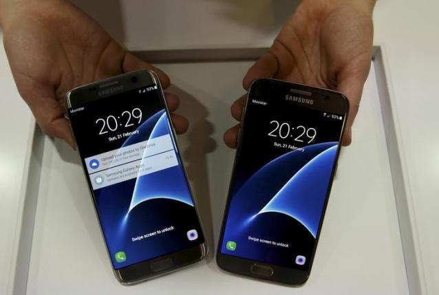 New Samsung S7 (R) and S7 edge smartphones are displayed after their unveiling ceremony at the Mobile World Congress in Barcelona, Spain, February 21, 2016. Photo: Reuters