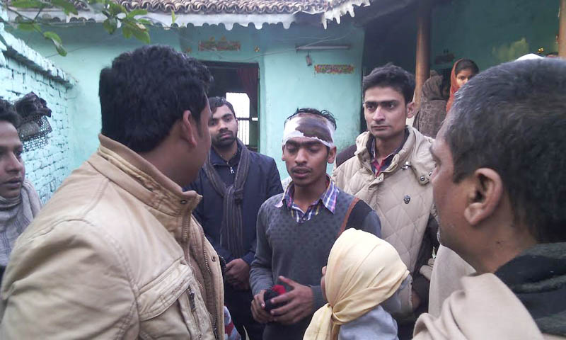 Saroj Kumar Jha son of Nabin Kumar sharing the incident with the villagers in Matsari VDC-4 of Rautahat district on Monday night. Photo: Prabhat Kumar Jha