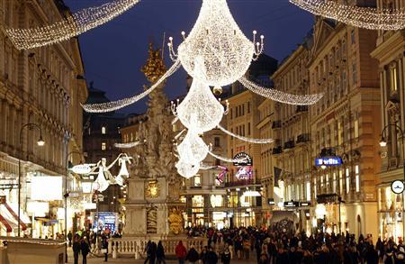 Christmas lights illuminate Vienna's city centre Am Graben November 24, 2011. REUTERS/Lisi Niesner