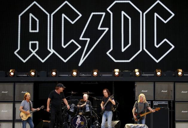 Members of the rock group AC/DC (L-R) Stevie Young, Brian Johnson, Chris Slade, Angus Young and Cliff Williams perform during a rehearsal at Stadium Australia in Sydney, Australia, November 3, 2015. REUTERS/David Gray