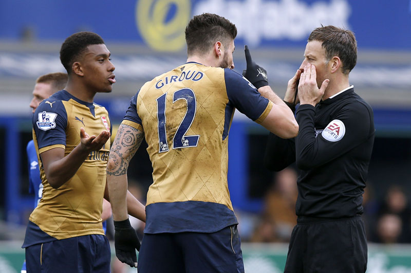 Arsenal's Alex Iwobi (left) and Olivier Giroud (centre) argue with referee Mark Clattenburg, during the English Premier League soccer match between Everton and Arsenal, at Goodison Park, in Liverpool, England, on Saturday March 19, 2016. Photo: Peter Byrne/PA via AP