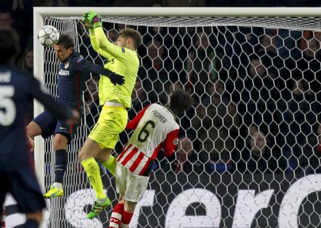 Football Soccer - PSV Eindhoven v Atletico Madrid - UEFA Champions League Round of 16 First Leg - PSV stadium, Eindhoven, Netherlands - 24/2/16 Atletico Madrid's Antoine Griezmann in action against PSV Eindhoven's goalkeeper Jeroen Zoet. REUTERS/Michael Kooren/Files