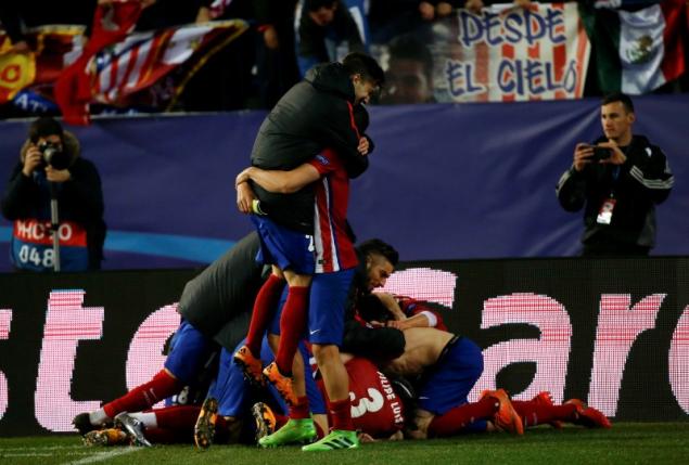 Football Soccer - Atletico Madrid v PSV Eindhoven  - UEFA Champions League Round of 16 Second Leg - Vicente Calderon stadium, Madrid, Spain - 15/3/16 Atletico Madrid players celebrate after scoring the winning goal in a penalty shootout after extra time in their match.      REUTERS/Susana Vera