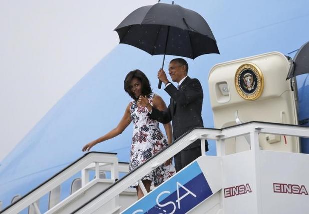 U.S. President Barack Obama and his wife Michelle exit Air Force One as they arrive at Havana's international airport for a three-day trip, in Havana March 20, 2016.   REUTERS/Carlos Barria