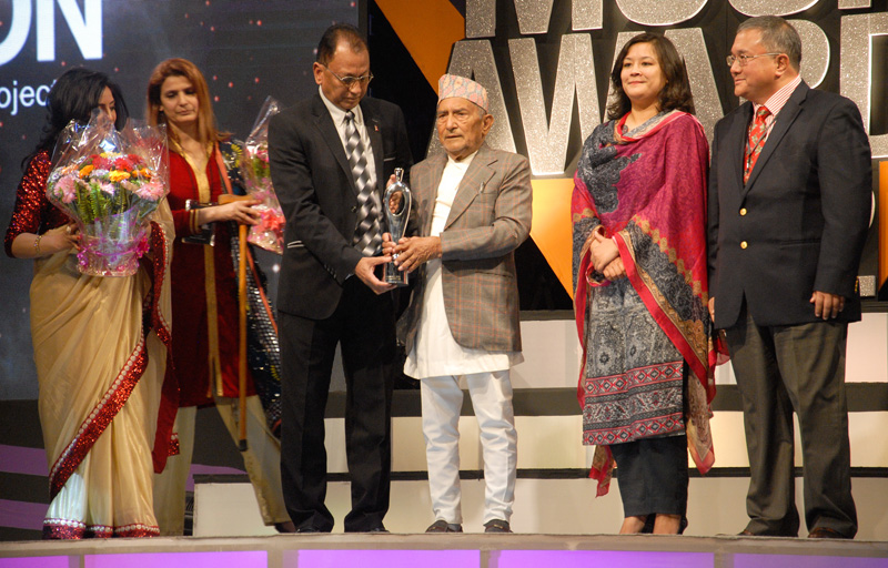 Bhairavnath Rimal receiving Lifetime Achievement Award from singer Deep Shrestha. Photo:THT