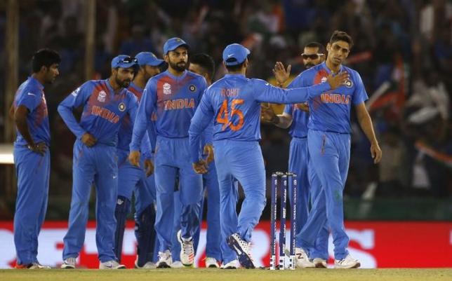 Cricket - India v Australia - World Twenty20 cricket tournament - Mohali - 27/03/2016. Ashish Nehra (R) is congratulated by his teammates after taking the wicket of Australia's Usman Khawaja. REUTERS/Adnan Abidi