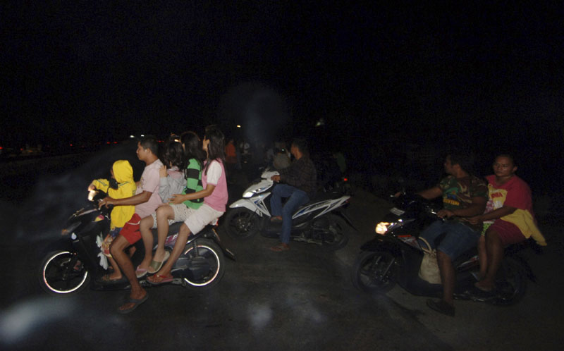 Residents flee to higher ground after an earthquake struck off the west coast of Sumatra, in the city of Padang, West Sumatra, Indonesia, on Wednesday, March 2, 2016. Photo: Reuters