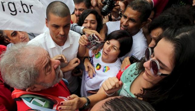 Former Brazilian President Luiz Inacio Lula da Silva (L) cheers supporters in front of his home in Sao Bernardo do Campo, Brazil, March 13, 2016. REUTERS/Paulo Whitaker