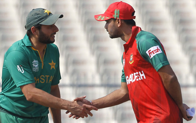 Bangladesh's cricket team captain Mashrafe Mortaza (right) and Pakistan's cricket team captain Shahid Afridi shakes hands after the toss during their match of the ICC World Twenty20 2016 cricket tournament 2016 in Kolkata, India, on Wednesday, March 16, 2016. Photo: AP