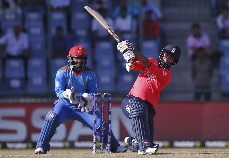 England's Moeen Ali (R) plays a shot watched by Afghanistan's wicketkeeper Mohammad Shahzad during ICC World Twenty20 Cricket Tournament at Feroz Shah Kotla Stadium in New Delhi on Wednesday, March 23, 2016. Photo: Reuters