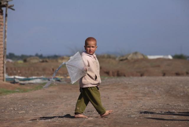 An internally displaced boy, whose family fled military operations in the Khyber Agency, holds a kite while playing at the UNHCR Jalozai camp in Peshawar, Pakistan, March 15, 2016.  REUTERS/Fayaz Aziz