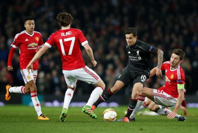 Football Soccer - Manchester United v Liverpool - UEFA Europa League Round of 16 Second Leg - Old Trafford, Manchester, England - 17/3/16nLiverpool's Philippe Coutinho in action with Manchester United's Michael Carrick and Daley BlindnReuters / Andrew Yates