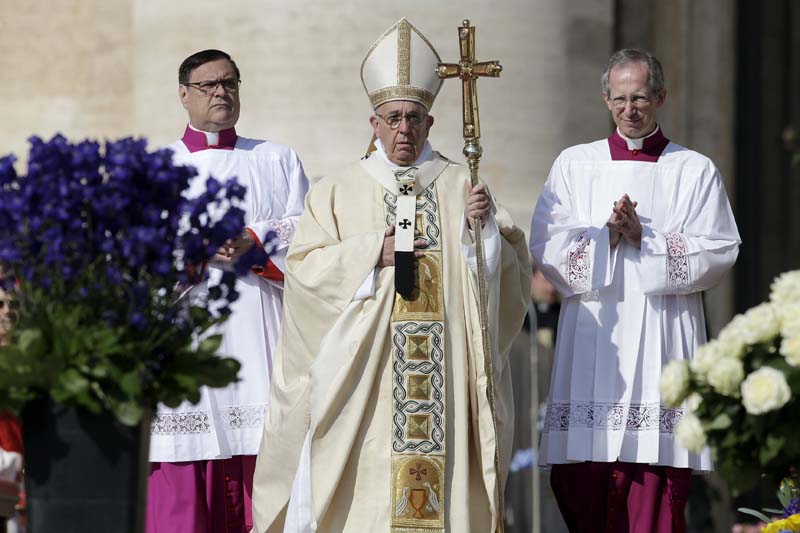 Pope Francis arrives to lead the Easter mass in St. Peter's square at the Vatican on March 27, 2016. Photo: Reuters