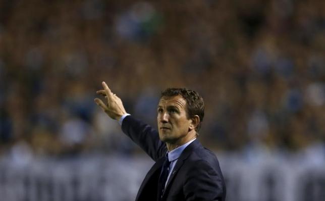 Boca Juniors' head coach Rodolfo Arruabarrena gestures during their Argentine First Division soccer match against Racing Club in Buenos Aires October 18, 2015.  REUTERS/Marcos Brindicci -