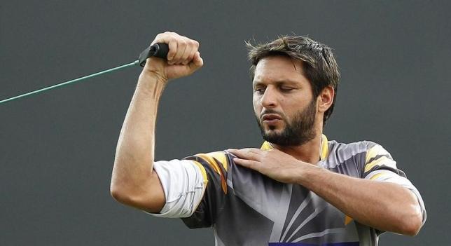 Pakistan's Shahid Afridi stretches during a practice session ahead of their third One Day International cricket match against Sri Lanka in Colombo June 12, 2012.  REUTERS/Dinuka Liyanawatte/Files