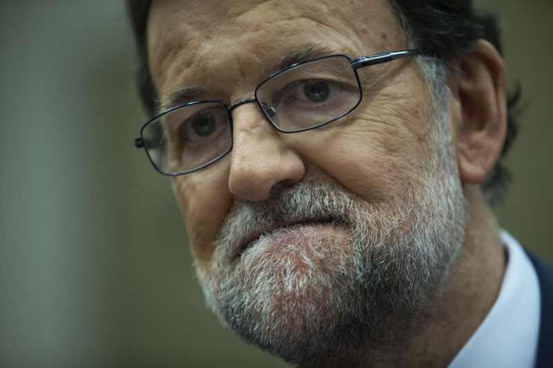 Spain's acting Prime Minister Mariano Rajoy poses for the media before the start of Popular Party meeting at the Spanish parliament in Madrid, on Thursday, February 4, 2016. Photo: AP