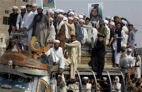 Pakistani supporters of Mumtaz Qadri protest his execution in Peshawar, Pakistan, Monday, Feb. 29, 2016. Pakistan on Monday hanged Qadri, the convicted killer of a former governor, shot in 2011 by his bodyguard who accused him of blasphemy, officials said. Photo: AP