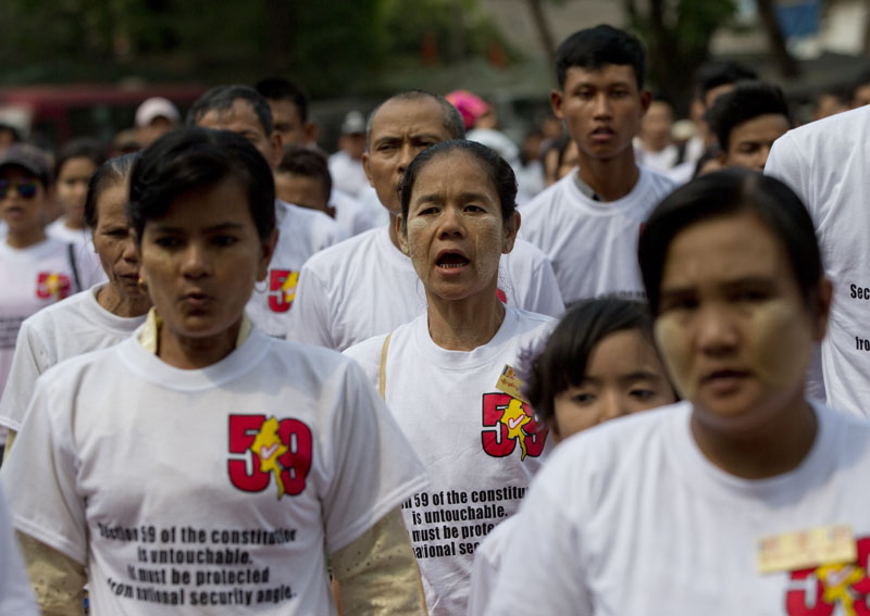 Supporters of Myanmar nationalist groups sing Myanmar national anthem during a rally in support of preserving a constitutional clause barring Aung San Suu Kyi, the popular leader of the country's new ruling party, from becoming head of state, in Yangon, Myanmar, on Sunday, February 28, 2016. Photo: AP