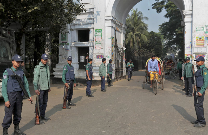 FILE - Bangladeshi policemen stand guard at the entrance to the Supreme Court in Dhaka, Bangladesh, on January 6, 2016. Photo: AP