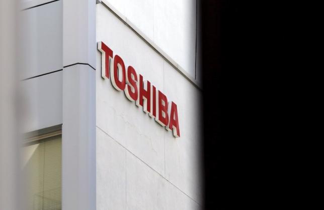 The logo of Toshiba Corp is seen at a building in Tokyo in this September 30, 2015 file photo. REUTERS/Toru Hanai/Files