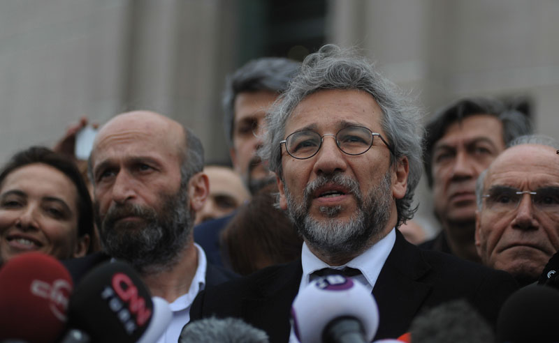 Can Dundar, the editor-in-chief of opposition newspaper Cumhuriyet (right) and Erdem Gul (left), the paper's Ankara representative, speak to the media after their trial in Istanbul, on Friday, March 25, 2016. Photo: AP